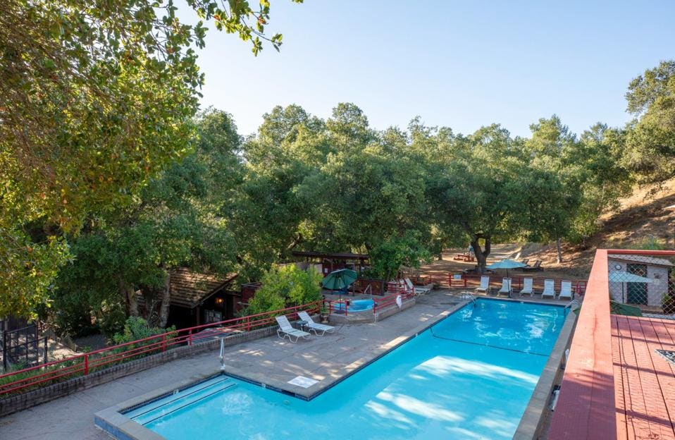 Piscina en resort nudista.