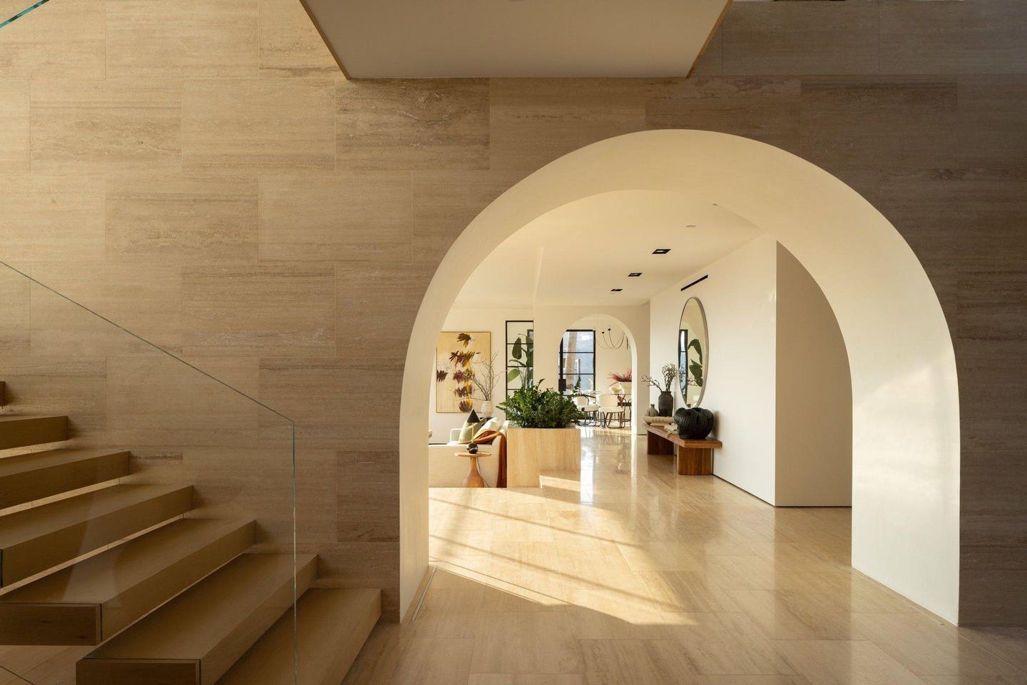 Arco en pared de travertino en casa de Bel-Air.