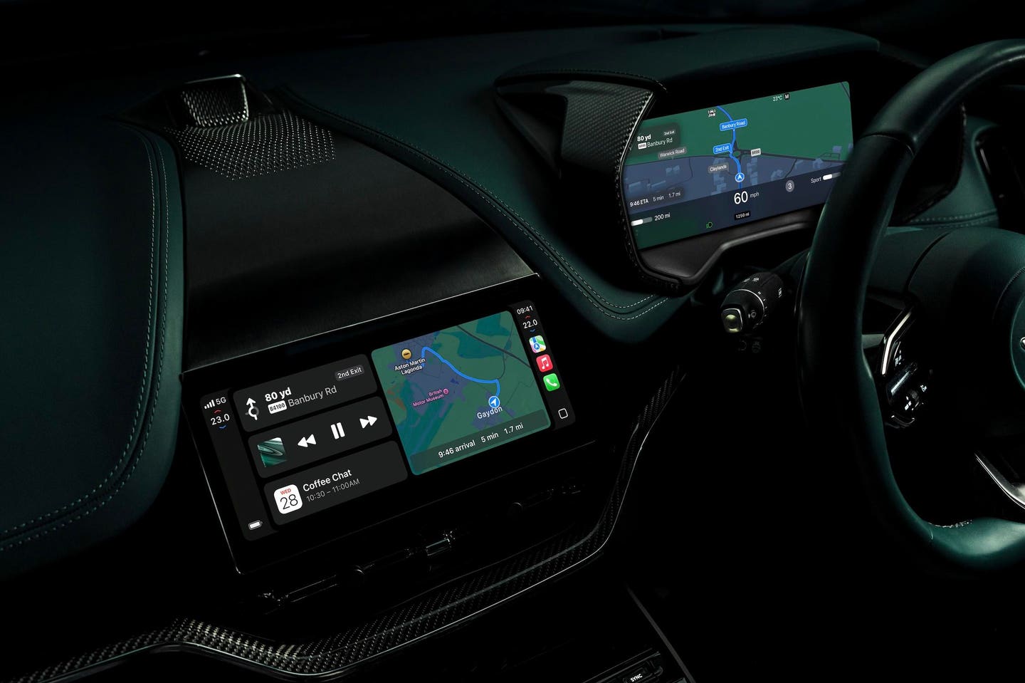 Pantalla de infoentretenimiento y grupo de instrumentos del Aston Martin DBX707 con Apple CarPlay Ultra